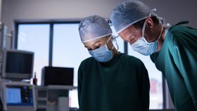 VIDEO Mai mulți pacienți dintr-un spital din Bihor au fost bătuți și pedepsiți cu electroșocuri. Managerul neagă acuzațiile